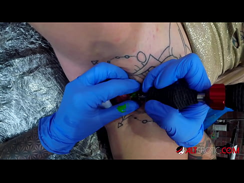 ❤️ Sully Savage, o bunăciune extrem de tatuată, și-a făcut un tatuaj pe clitorisul ei ❤️ at ro.serviporno.ru ❌