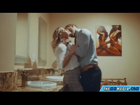 ❤️ Când o blondă cu sânii mari te seduce într-o toaletă publică ❤️   at ro.serviporno.ru ❌